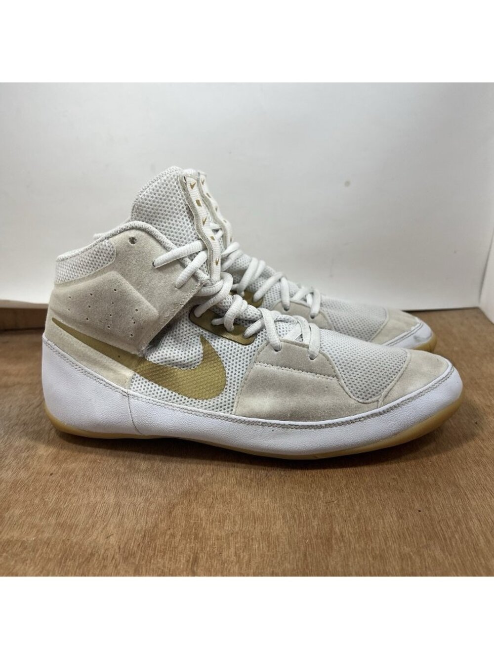 Nike Fury Shoes Mens Size 10.5 White Gold AO2416-170 Gum Sole